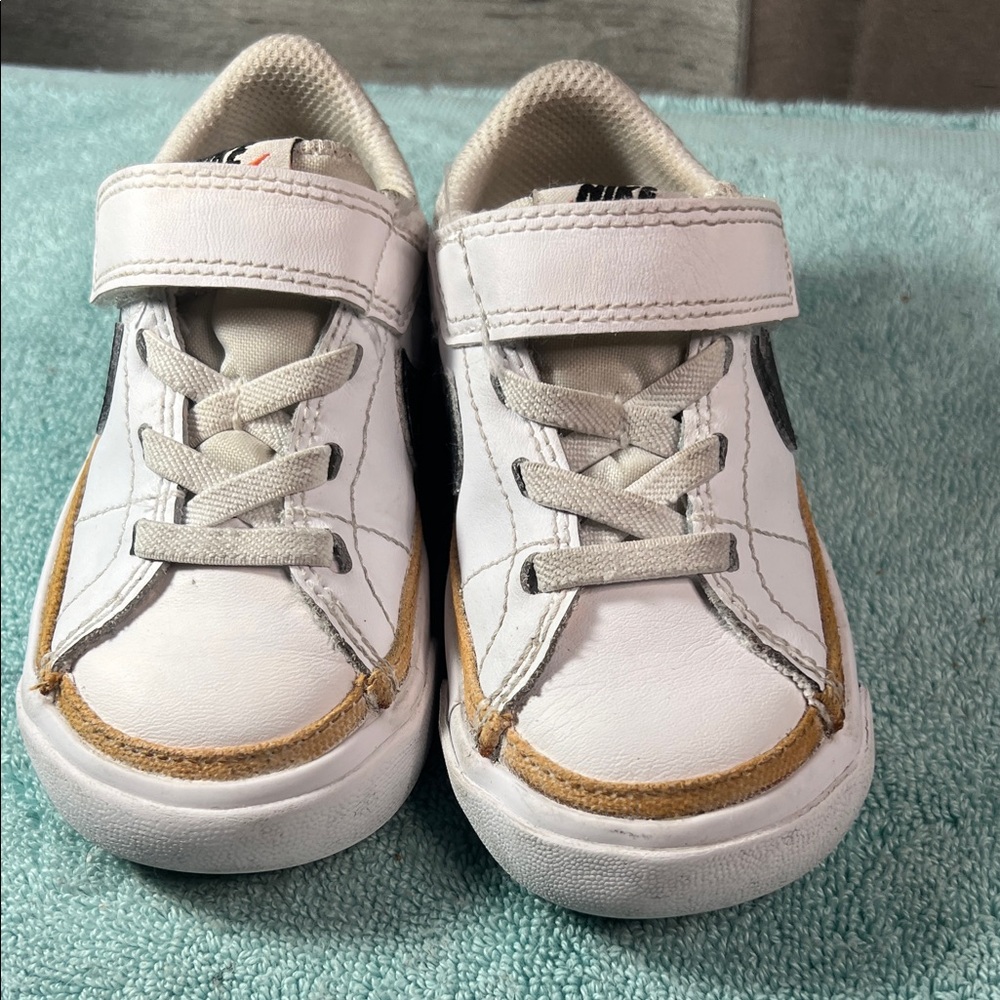 Nike Court Legacy Kids White and Tan Sneakers with black swoosh sz.5 1/2